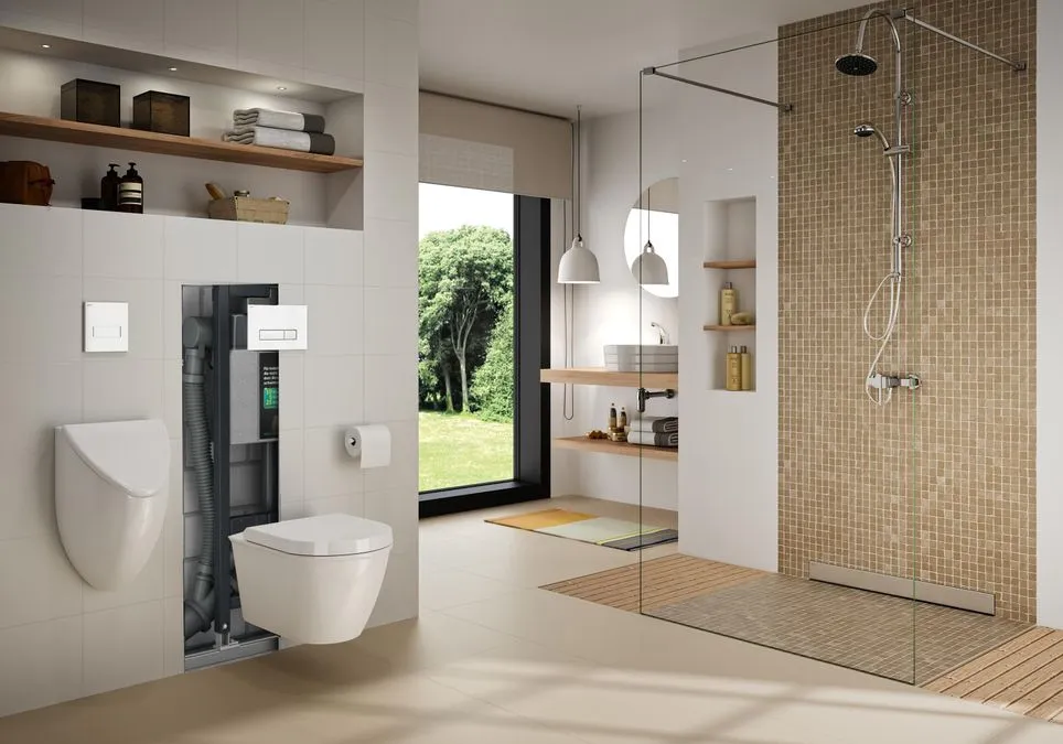 Modernes Badezimmer mit Dusche, WC und Holzregalen